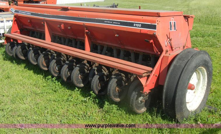 image for item N9761 International 5100 Soybean Special drill