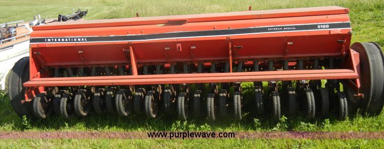 image for item N9761 International 5100 Soybean Special drill