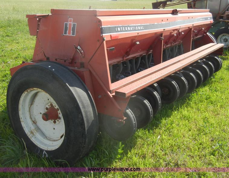 image for item N9761 International 5100 Soybean Special drill