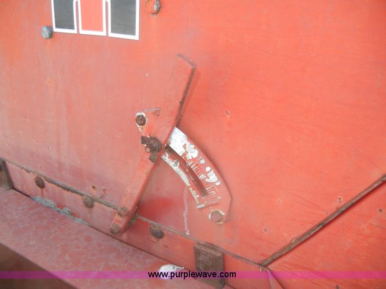 image for item N9761 International 5100 Soybean Special drill