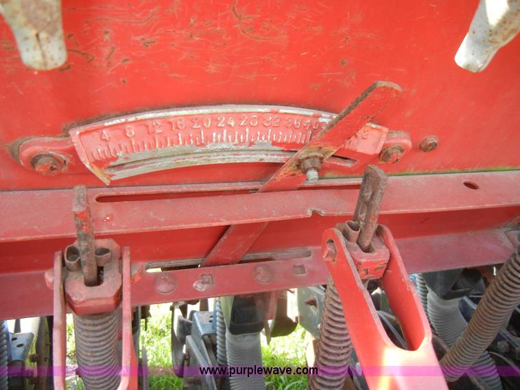 image for item N9761 International 5100 Soybean Special drill