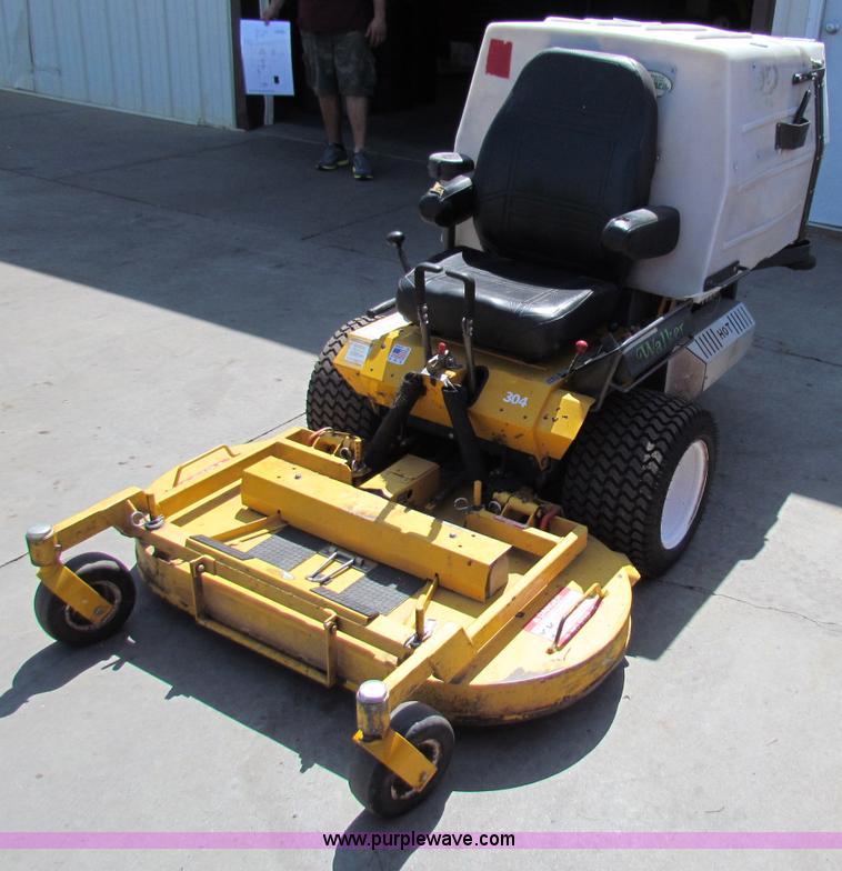 image for item B7275 2009 Walker lawn mower