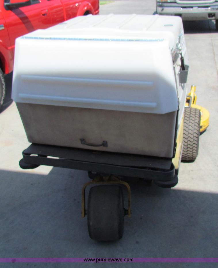 image for item B7275 2009 Walker lawn mower