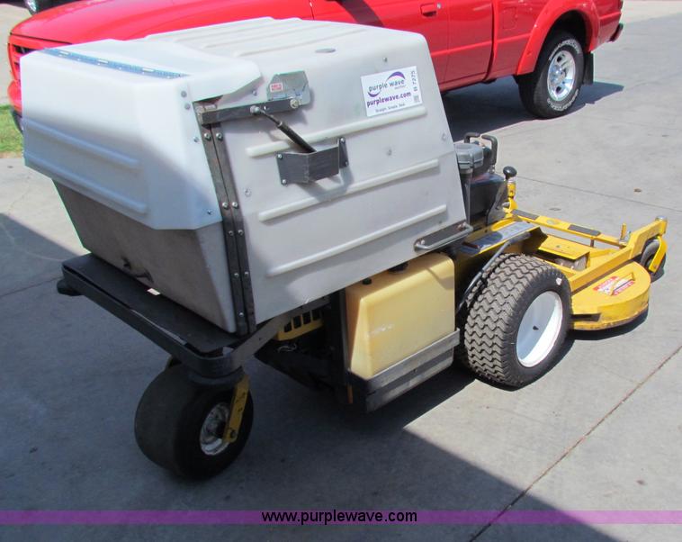 image for item B7275 2009 Walker lawn mower