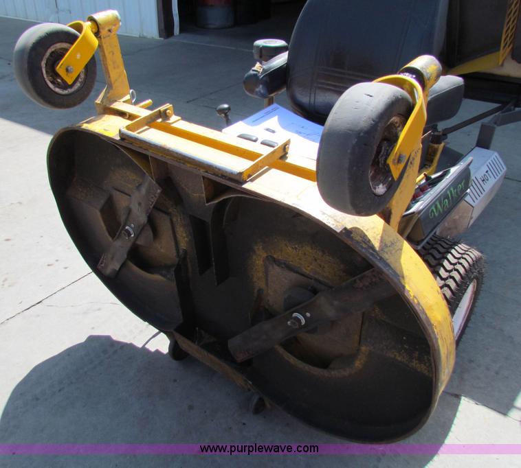 image for item B7275 2009 Walker lawn mower