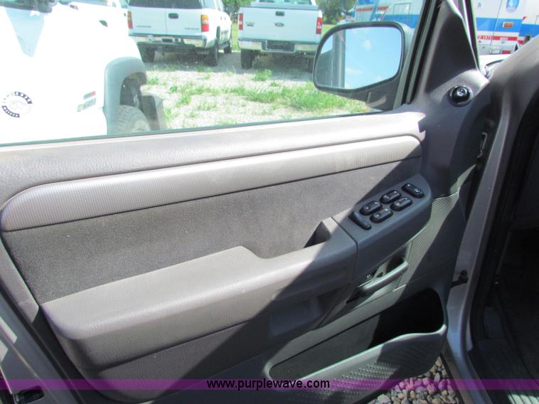 image for item B7276 2003 Ford Explorer XLT SUV