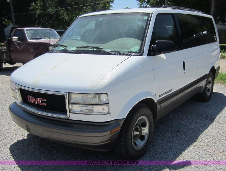 image for item B9112 2000 GMC Safari van