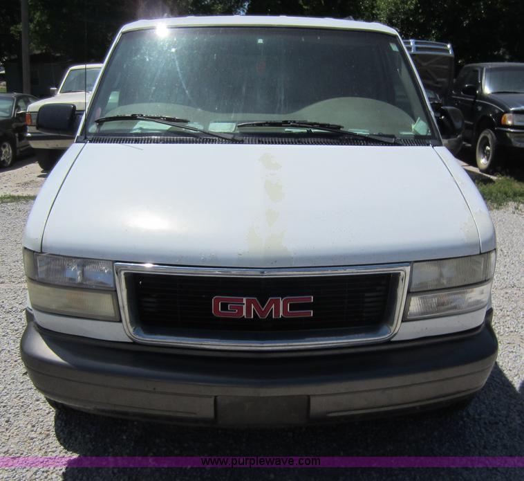 image for item B9112 2000 GMC Safari van