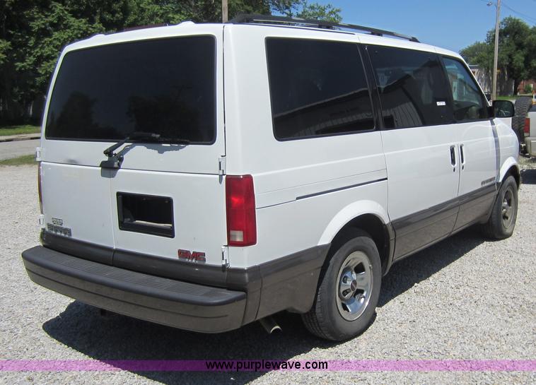 image for item B9112 2000 GMC Safari van