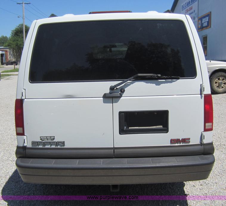 image for item B9112 2000 GMC Safari van