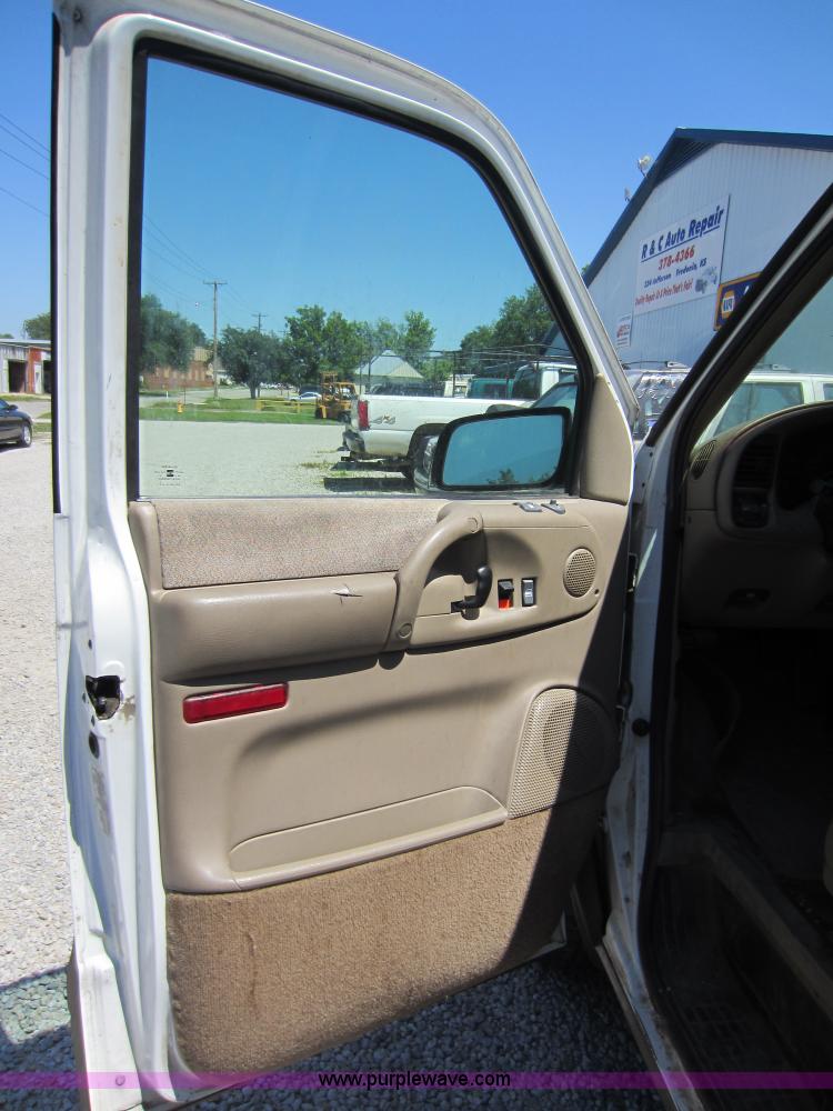 image for item B9112 2000 GMC Safari van