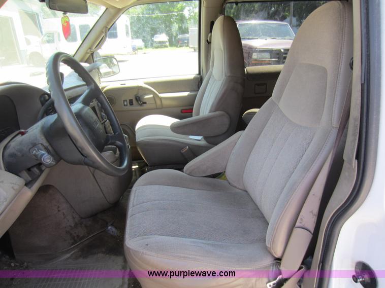 image for item B9112 2000 GMC Safari van