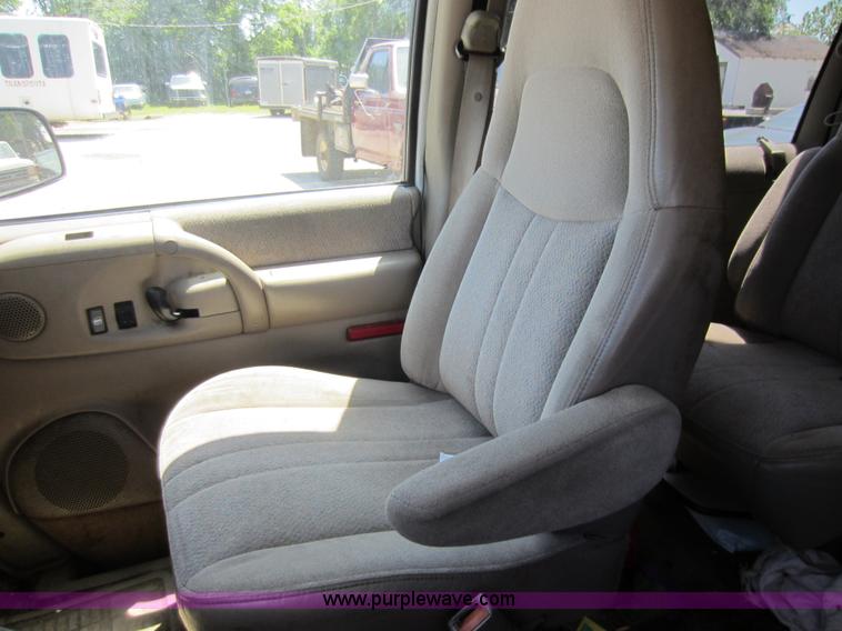 image for item B9112 2000 GMC Safari van