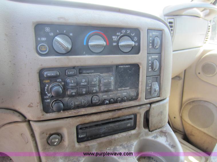 image for item B9112 2000 GMC Safari van