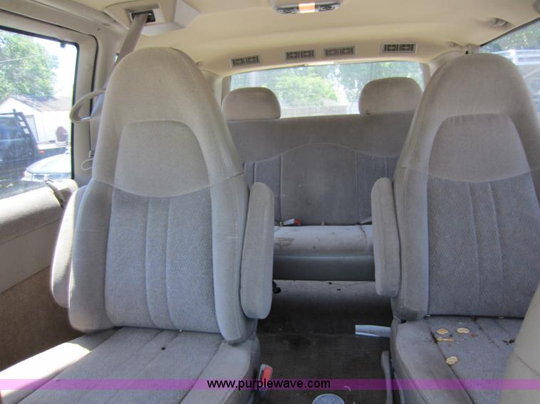 image for item B9112 2000 GMC Safari van