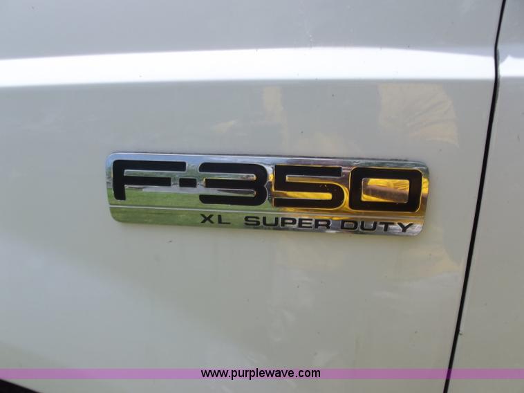 image for item C2116 2006 Ford F350 XL Super Duty crew cab pickup truck