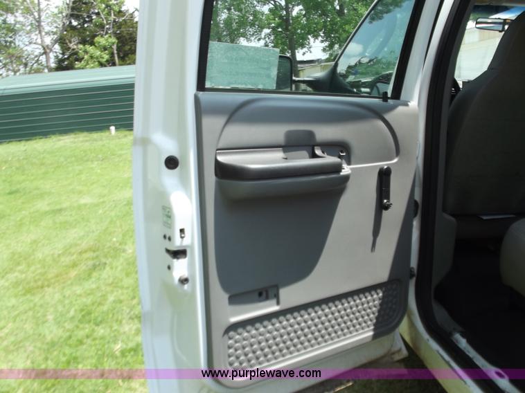 image for item C2116 2006 Ford F350 XL Super Duty crew cab pickup truck