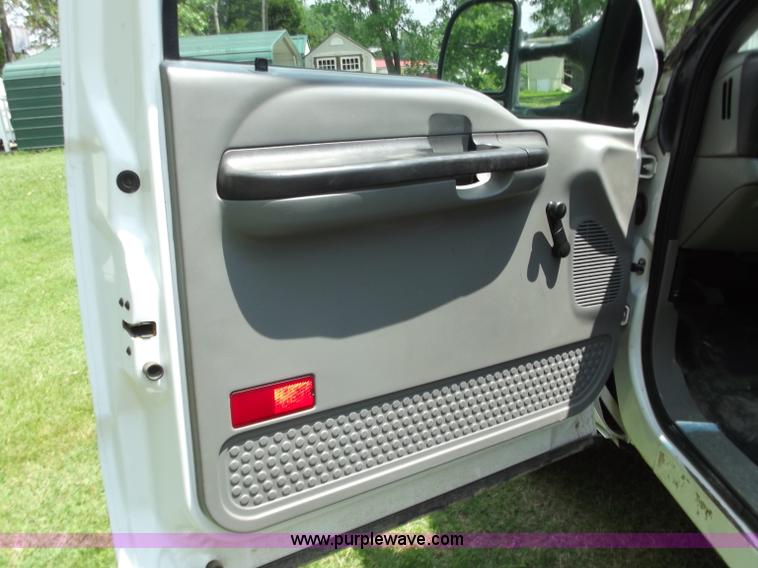 image for item C2116 2006 Ford F350 XL Super Duty crew cab pickup truck