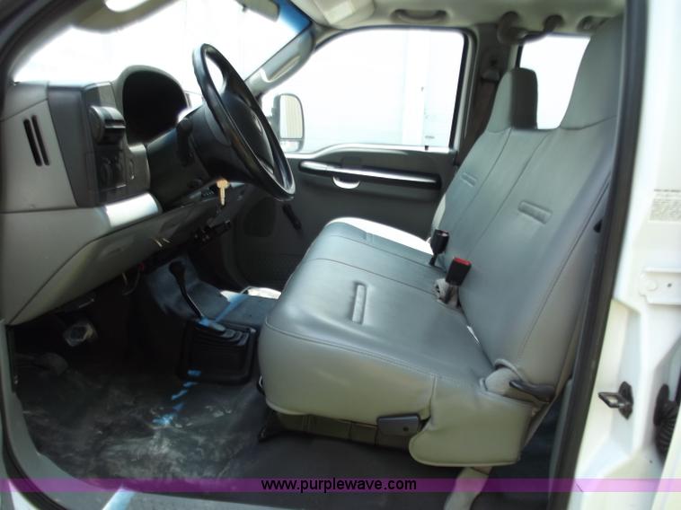 image for item C2116 2006 Ford F350 XL Super Duty crew cab pickup truck