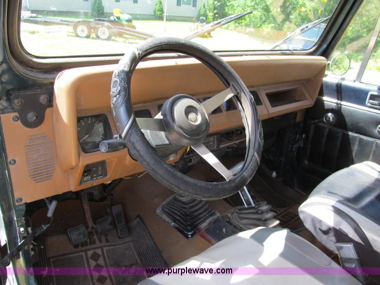 image for item C2136 1995 Jeep Wrangler SUV