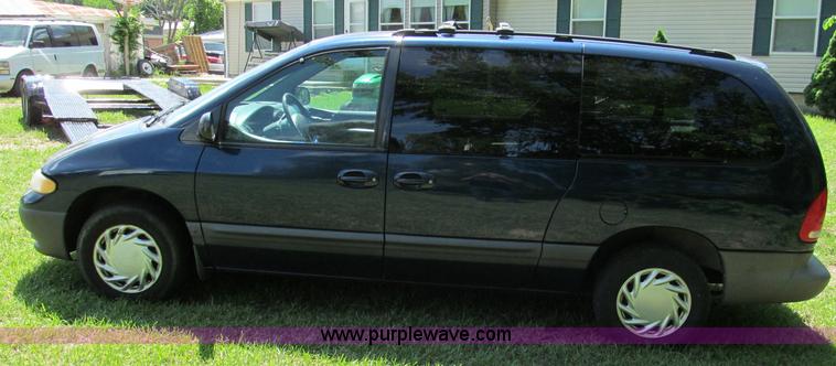 image for item C2138 2000 Chrysler Grand Voyager SE mini van