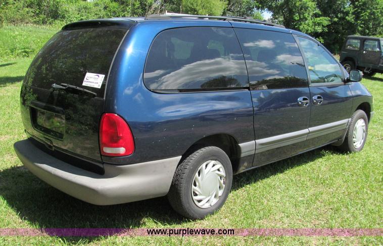 image for item C2138 2000 Chrysler Grand Voyager SE mini van