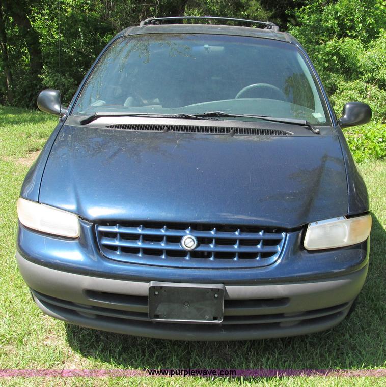 image for item C2138 2000 Chrysler Grand Voyager SE mini van