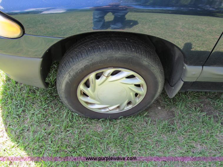 image for item C2138 2000 Chrysler Grand Voyager SE mini van