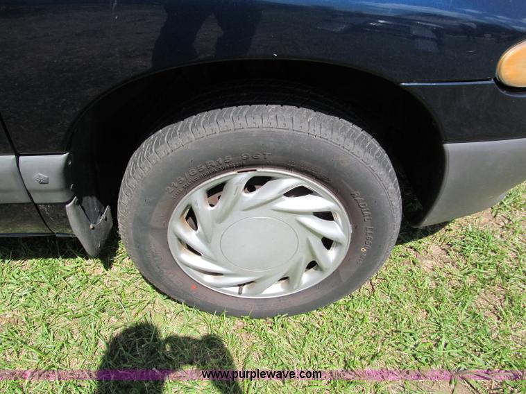 image for item C2138 2000 Chrysler Grand Voyager SE mini van