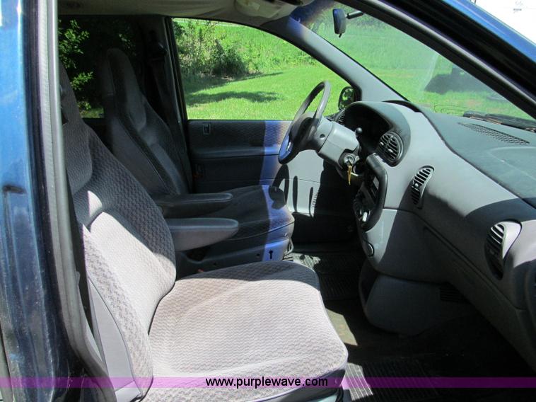 image for item C2138 2000 Chrysler Grand Voyager SE mini van