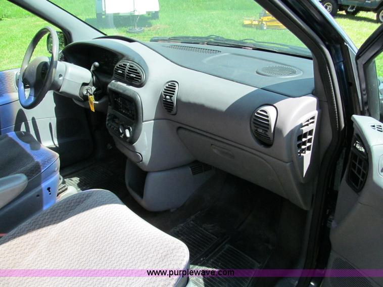 image for item C2138 2000 Chrysler Grand Voyager SE mini van