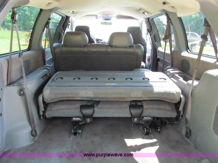 image for item C2138 2000 Chrysler Grand Voyager SE mini van