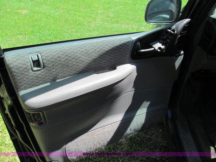 image for item C2138 2000 Chrysler Grand Voyager SE mini van