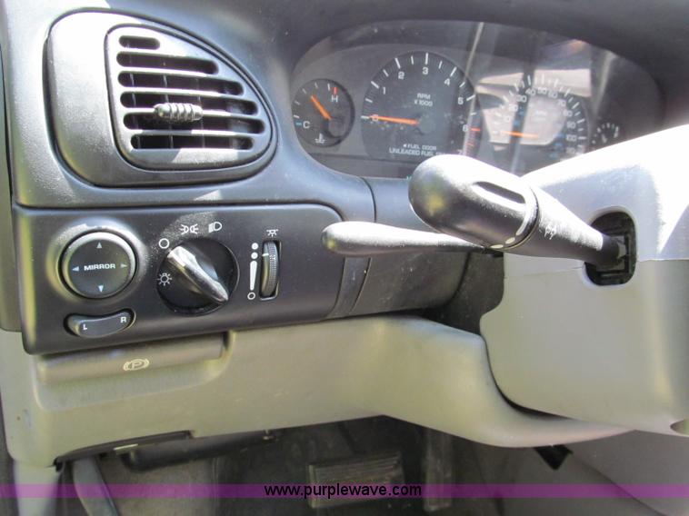 image for item C2138 2000 Chrysler Grand Voyager SE mini van