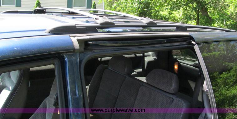 image for item C2138 2000 Chrysler Grand Voyager SE mini van