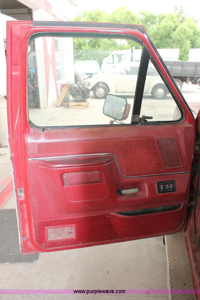 image for item C2522 1989 Ford F350 XLT Lariat crew cab pickup truck