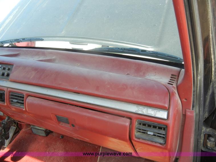 image for item D4115 1992 Ford F250 XLT pickup truck
