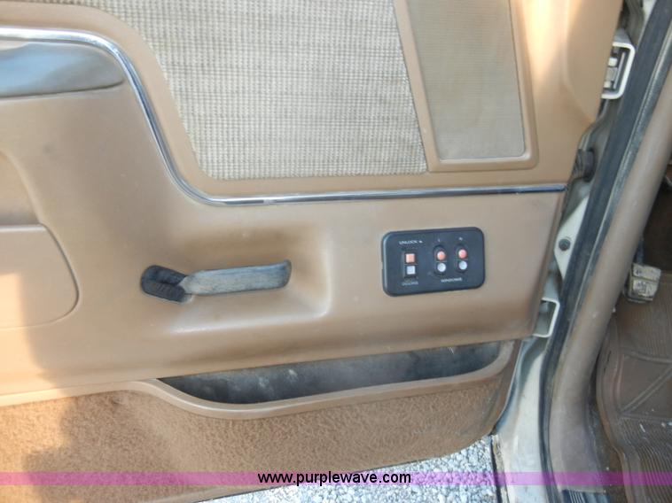 image for item D4118 1988 Ford F250 XLT Lariat extended cab pickup bed