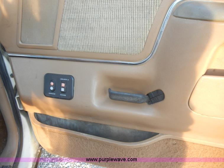 image for item D4118 1988 Ford F250 XLT Lariat extended cab pickup bed