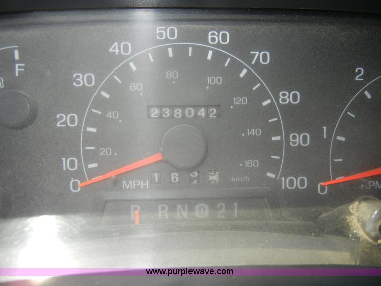 image for item D4120 2001 Ford F250 SD XL pickup truck