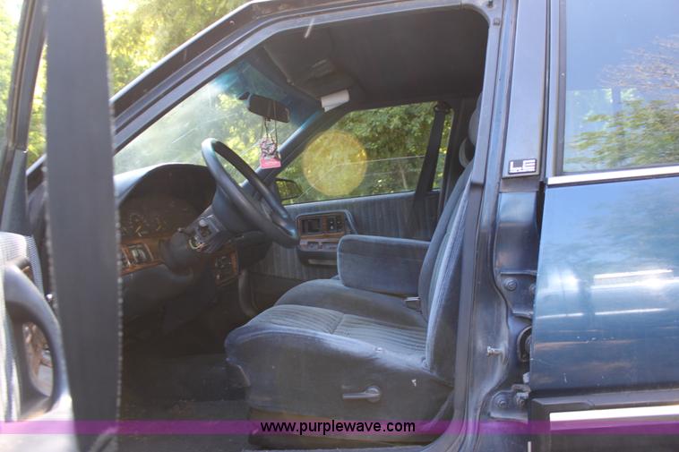 image for item D5022 1991 Pontiac Bonneville LE