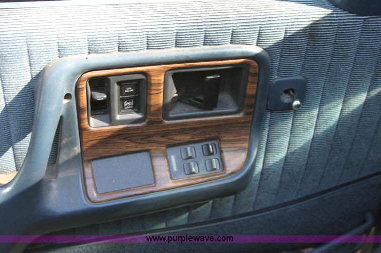 image for item D5022 1991 Pontiac Bonneville LE