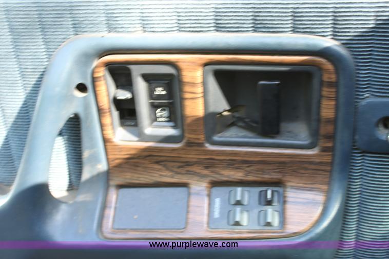 image for item D5022 1991 Pontiac Bonneville LE