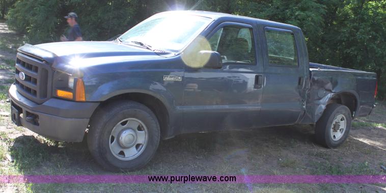 image for item D5023 2007 Ford F250 XL Super Duty pickup truck