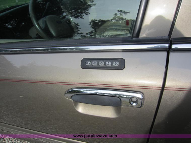 image for item D5555 2003 Ford Crown Victoria LX