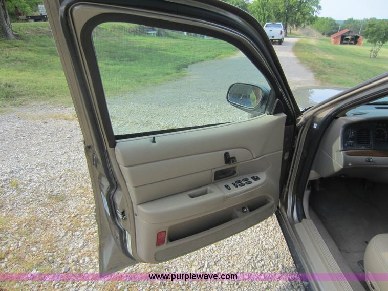 image for item D5555 2003 Ford Crown Victoria LX