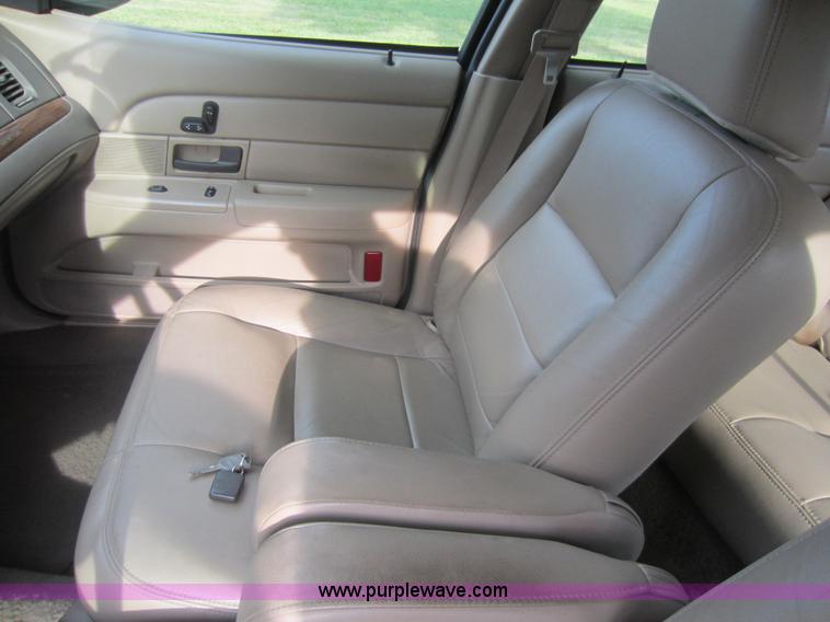 image for item D5555 2003 Ford Crown Victoria LX