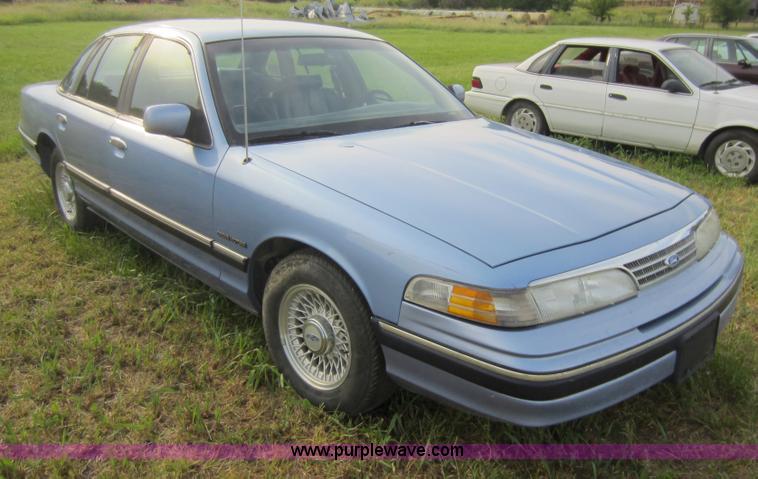 image for item D5559 1994 Ford Crown Victoria LX