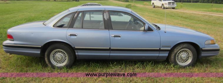 image for item D5559 1994 Ford Crown Victoria LX