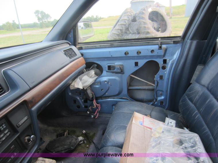 image for item D5559 1994 Ford Crown Victoria LX